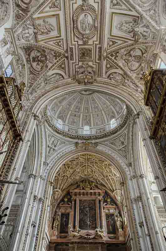 Córdoba 066 - Mezquita Catedral - interior - altar mayor.jpg